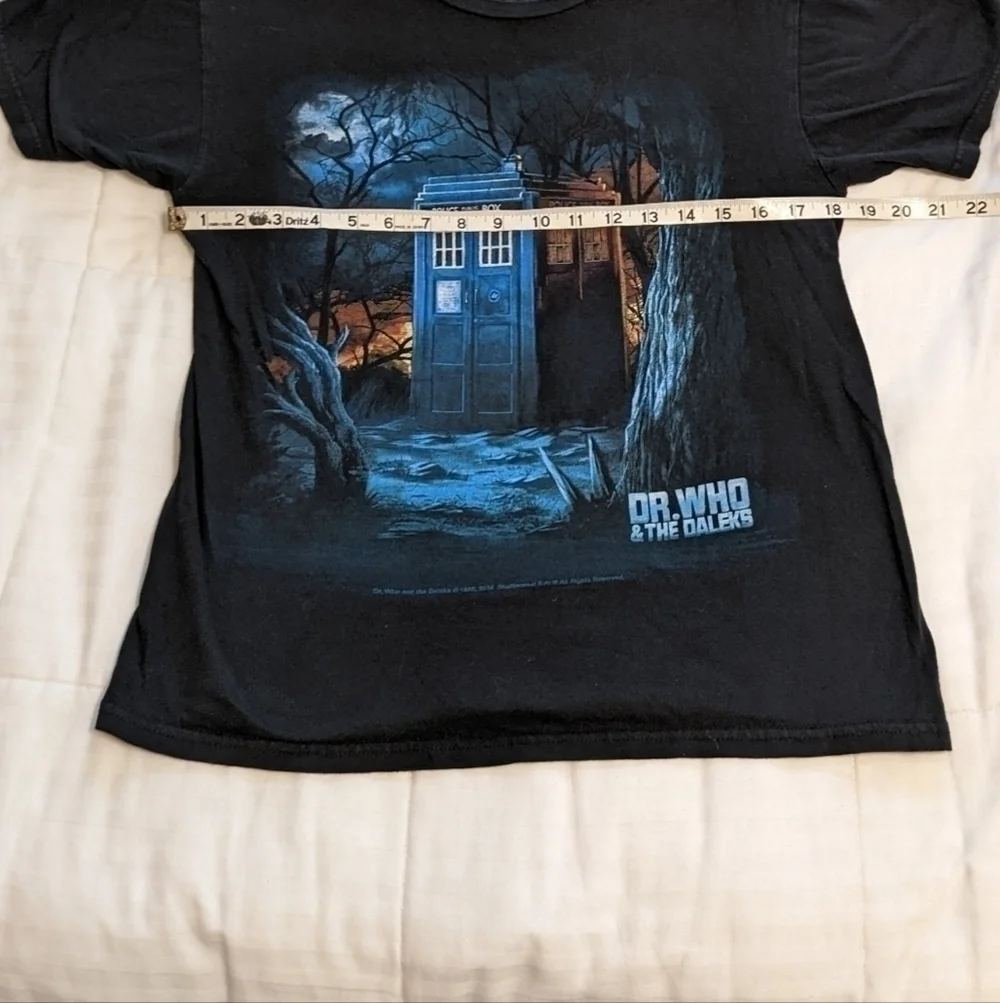 𝅺dr. Who & the Daleks graphic tee size small